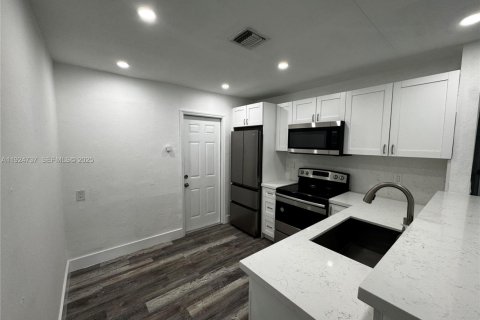 Propiedad comercial en venta en Hollywood, Florida, 127.28 m2 № 1986427 - foto 19