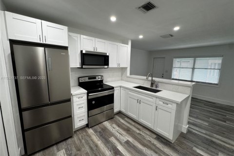 Propiedad comercial en venta en Hollywood, Florida, 127.28 m2 № 1986427 - foto 17