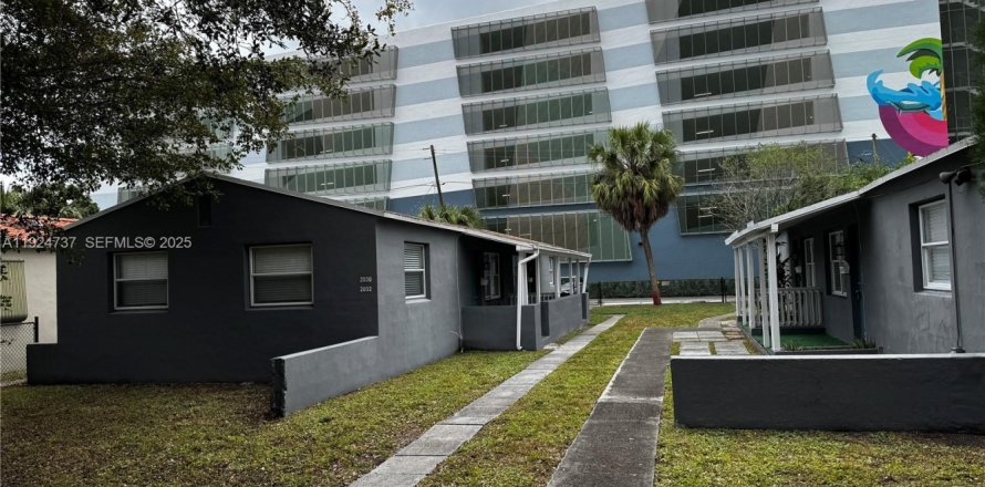 Propiedad comercial en Hollywood, Florida 127.28 m2 № 1986427