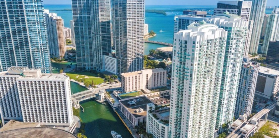 Кондоминиум с 3 спальнями в Майами, Флорида № 1985893