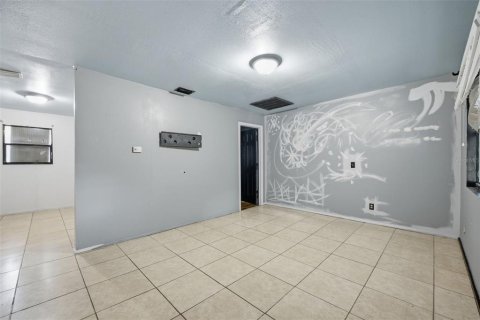 House in Tampa, Florida 5 bedrooms, 195.84 sq.m. № 2238634 - photo 7