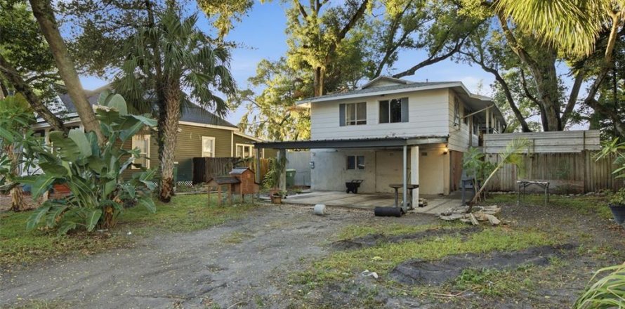 House in Tampa, Florida 5 bedrooms, 195.84 sq.m. № 2238634