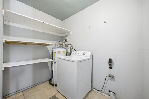 House in Tampa, Florida 5 bedrooms, 195.84 sq.m. № 2238634 - photo 6