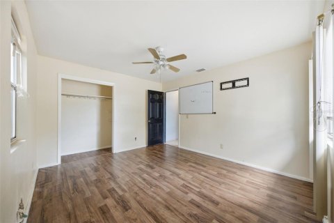 House in Tampa, Florida 5 bedrooms, 195.84 sq.m. № 2238634 - photo 8