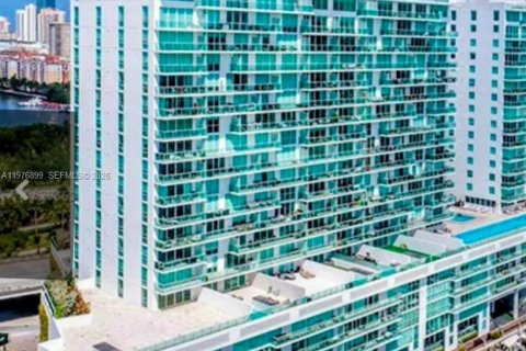 Commercial property in Sunny Isles Beach, Florida № 2042571