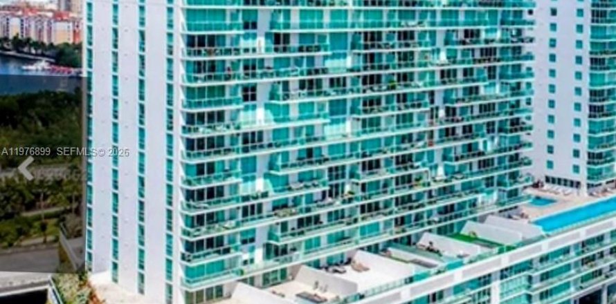 Commercial property in Sunny Isles Beach, Florida № 2042571