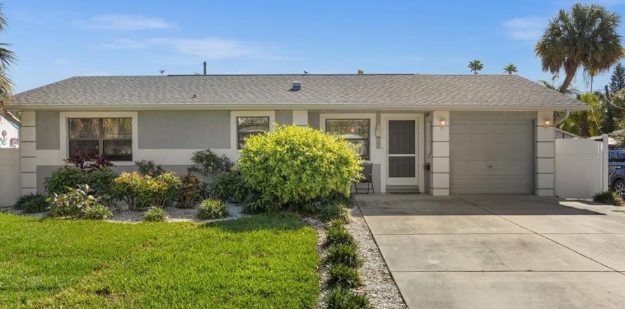 House in Clearwater, Florida 4 bedrooms, 149.57 sq.m. № 1535557