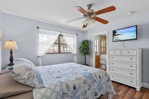 House in Clearwater, Florida 4 bedrooms, 149.57 sq.m. № 1535557 - photo 17