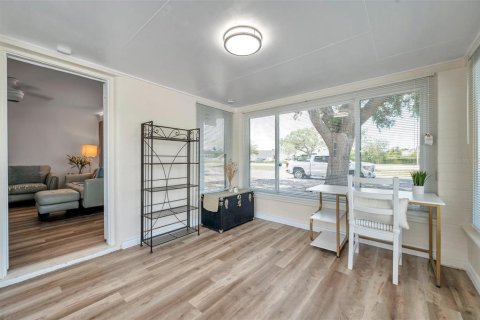 House in Saint Petersburg, Florida 3 bedrooms, 100.33 sq.m. № 1751191 - photo 6