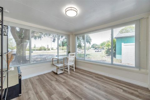 House in Saint Petersburg, Florida 3 bedrooms, 100.33 sq.m. № 1751191 - photo 5