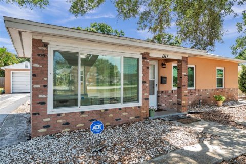 House in Saint Petersburg, Florida 3 bedrooms, 100.33 sq.m. № 1751191 - photo 1