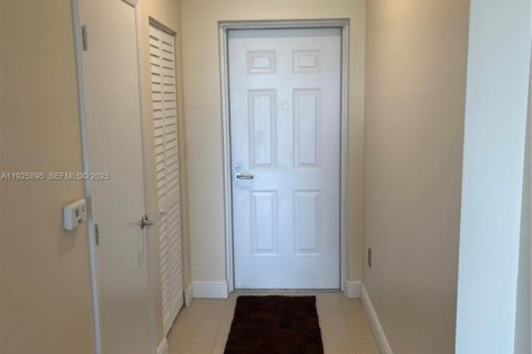Copropriété à louer à Miami, Floride: 1 chambre, 72.46 m2 № 1984436 - photo 4
