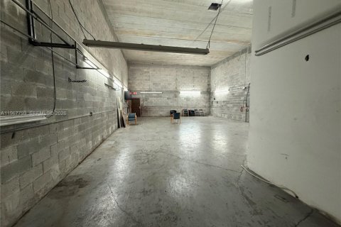 Propiedad comercial en venta en Opa-locka, Florida № 2029150 - foto 2