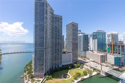 Condominio en alquiler en Miami, Florida, 4 dormitorios, 299.61 m2 № 1857528 - foto 1