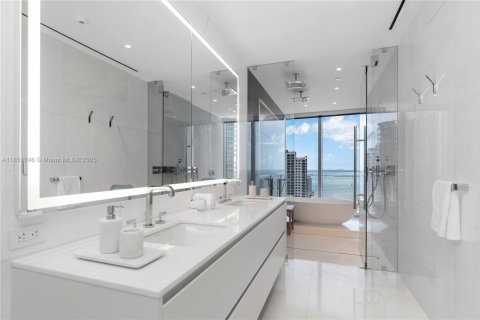 Condominio en alquiler en Miami, Florida, 4 dormitorios, 299.61 m2 № 1857528 - foto 20