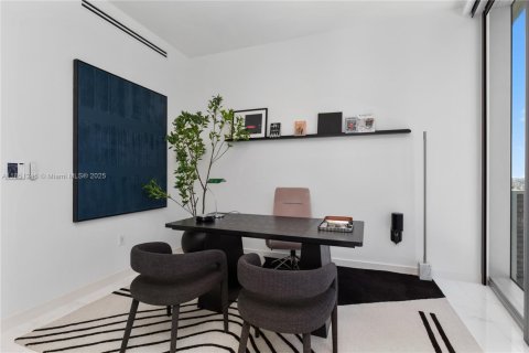 Condominio en alquiler en Miami, Florida, 4 dormitorios, 299.61 m2 № 1857528 - foto 19