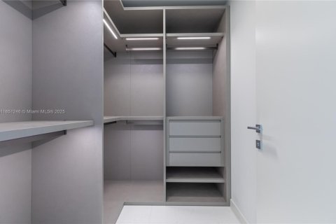 Condominio en alquiler en Miami, Florida, 4 dormitorios, 299.61 m2 № 1857528 - foto 9