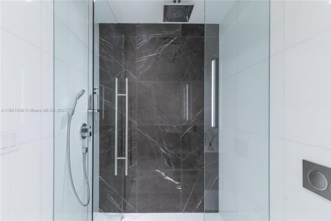 Condominio en alquiler en Miami, Florida, 4 dormitorios, 299.61 m2 № 1857528 - foto 30