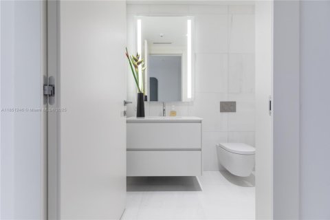 Condominio en alquiler en Miami, Florida, 4 dormitorios, 299.61 m2 № 1857528 - foto 4