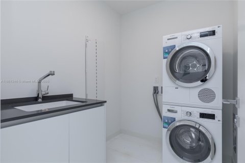 Condominio en alquiler en Miami, Florida, 4 dormitorios, 299.61 m2 № 1857528 - foto 15