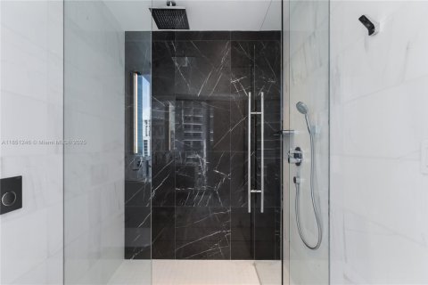 Condominio en alquiler en Miami, Florida, 4 dormitorios, 299.61 m2 № 1857528 - foto 14