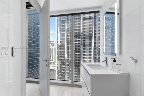 Condominio en alquiler en Miami, Florida, 4 dormitorios, 299.61 m2 № 1857528 - foto 28