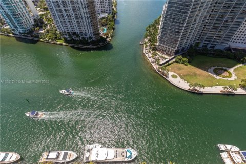 Condominio en alquiler en Miami, Florida, 4 dormitorios, 299.61 m2 № 1857528 - foto 24