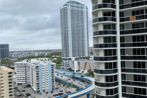Condominio en alquiler en Hallandale Beach, Florida, 1 dormitorio, 78.41 m2 № 1937618 - foto 3