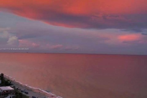 Condo in Hallandale Beach, Florida, 1 bedroom  № 1937618 - photo 2