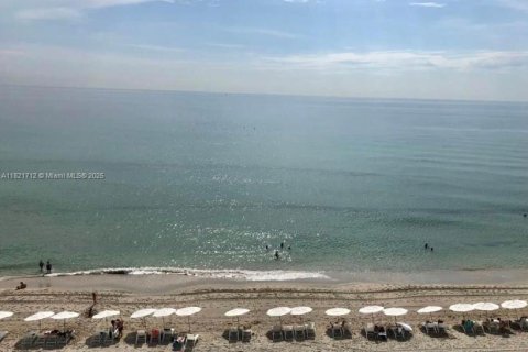 Condominio en alquiler en Hallandale Beach, Florida, 1 dormitorio, 78.41 m2 № 1937618 - foto 16