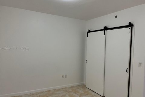 Condominio en alquiler en Hallandale Beach, Florida, 1 dormitorio, 78.41 m2 № 1937618 - foto 13