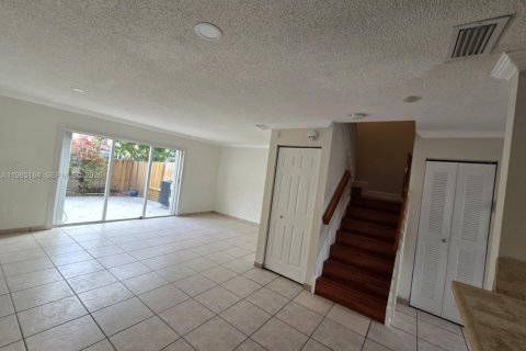 Adosado en venta en Miami, Florida, 3 dormitorios, 117.99 m2 № 2047383 - foto 8