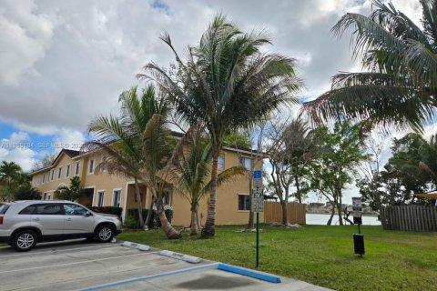 Adosado en venta en Miami, Florida, 3 dormitorios, 117.99 m2 № 2047383 - foto 29