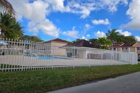 Adosado en venta en Miami, Florida, 3 dormitorios, 117.99 m2 № 2047383 - foto 30