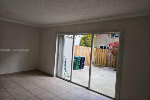 Adosado en venta en Miami, Florida, 3 dormitorios, 117.99 m2 № 2047383 - foto 10