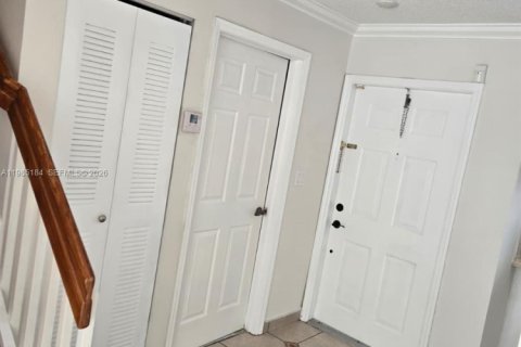 Adosado en venta en Miami, Florida, 3 dormitorios, 117.99 m2 № 2047383 - foto 3