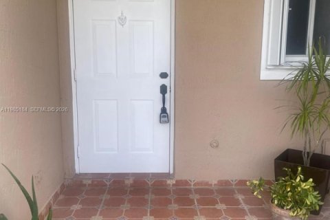 Adosado en venta en Miami, Florida, 3 dormitorios, 117.99 m2 № 2047383 - foto 2