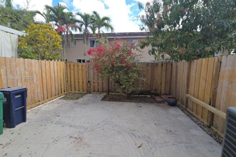 Adosado en venta en Miami, Florida, 3 dormitorios, 117.99 m2 № 2047383 - foto 25