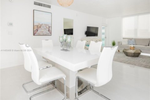 Copropriété à louer à Hollywood, Floride: 2 chambres, 108.97 m2 № 2037758 - photo 12