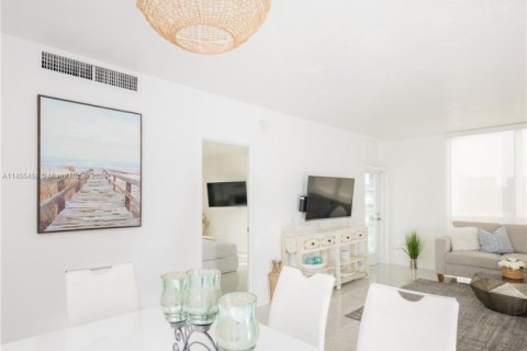 Copropriété à louer à Hollywood, Floride: 2 chambres, 108.97 m2 № 2037758 - photo 15