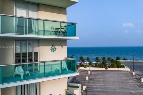 Copropriété à louer à Hollywood, Floride: 2 chambres, 108.97 m2 № 2037758 - photo 7