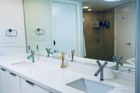 Condominio en venta en Sunny Isles Beach, Florida, 2 dormitorios, 147.81 m2 № 1809428 - foto 13