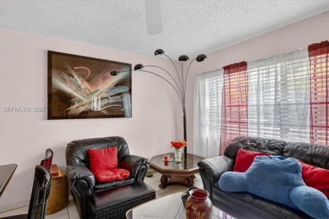 Touwnhouse à vendre à Pembroke Pines, Floride: 2 chambres, 113.71 m2 № 2244105 - photo 6