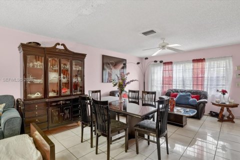 Touwnhouse à vendre à Pembroke Pines, Floride: 2 chambres, 113.71 m2 № 2244105 - photo 11