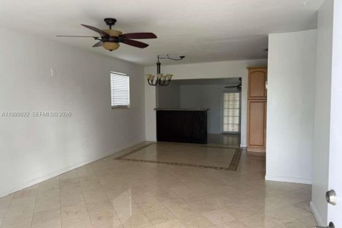 Снять в аренду виллу или дом в Мирамар, Флорида 3 спальни, 122.63м2, № 2060995 - фото 2