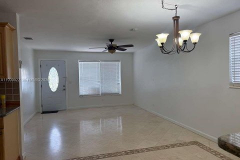 Снять в аренду виллу или дом в Мирамар, Флорида 3 спальни, 122.63м2, № 2060995 - фото 3