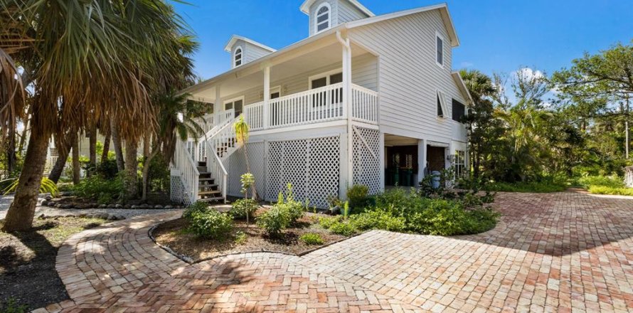 House in Boca Grande, Florida 3 bedrooms, 126.44 sq.m. № 2103498