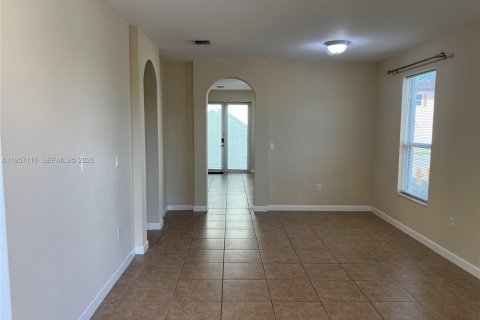 Снять в аренду таунхаус в Майами, Флорида 4 спальни, 214.79м2, № 2020726 - фото 12