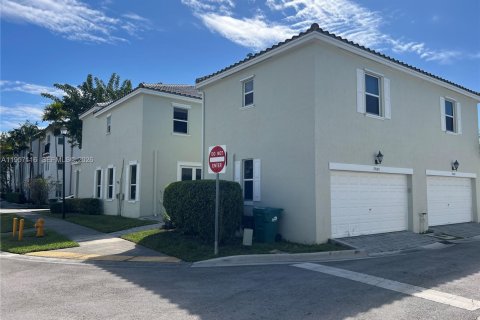 Снять в аренду таунхаус в Майами, Флорида 4 спальни, 214.79м2, № 2020726 - фото 4