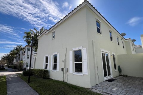 Снять в аренду таунхаус в Майами, Флорида 4 спальни, 214.79м2, № 2020726 - фото 3